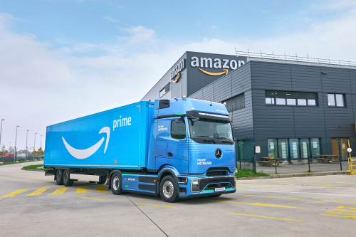 Amazon orders 200 new electric heavy trucks from Daimler for Germany, UK