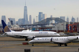 United Airlines sees stronger quarterly profit