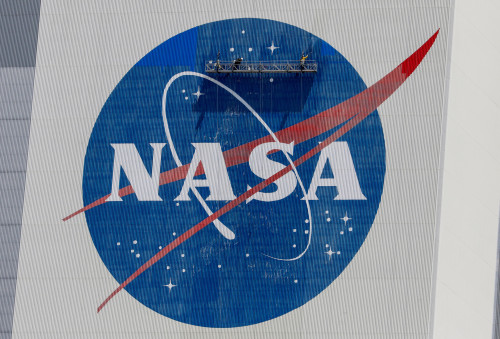 NASA, busy with astronaut missions, gets extra week to submit mass layoff plan